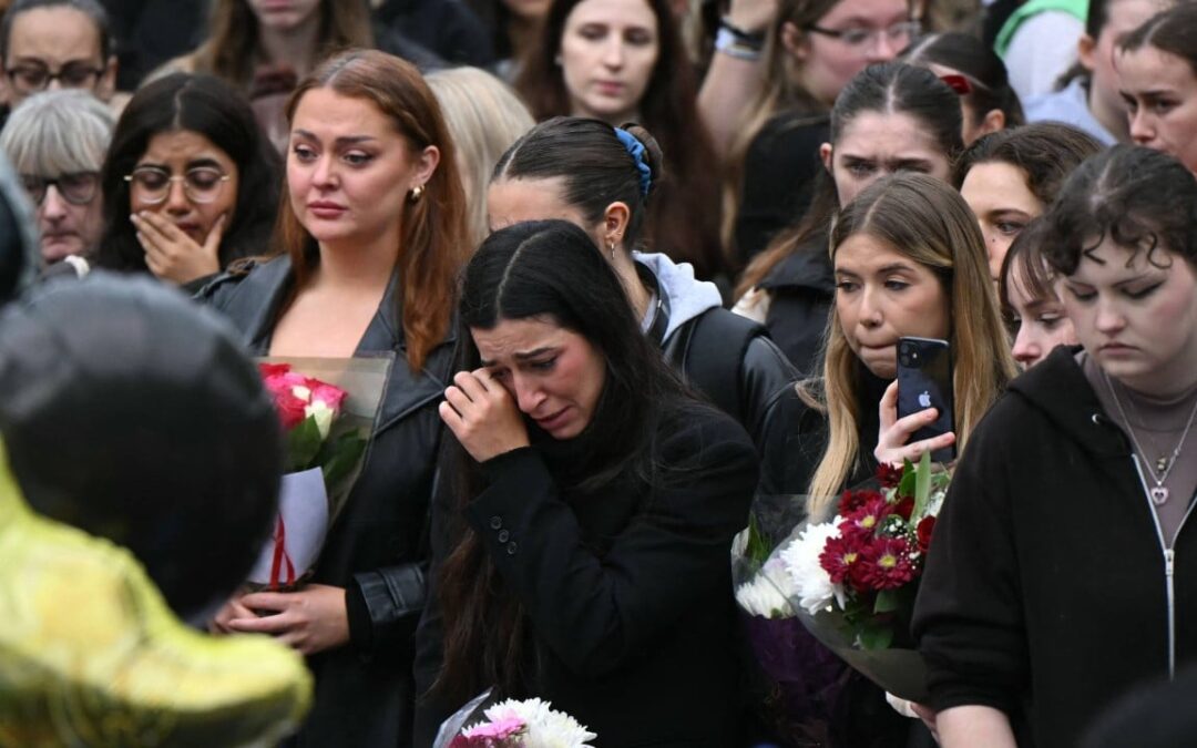 Hundreds gather in London to mourn death of One Direction singer Liam Payne