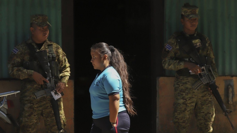 Thousands of soldiers fence off a Salvadoran neighborhood in pursuit of gang remnants