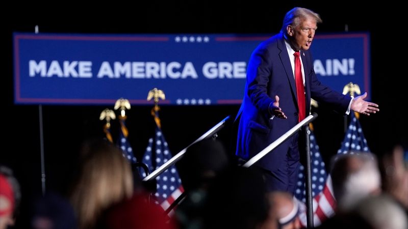 A failed mic leaves Donald Trump pacing the stage in silence for nearly 20 minutes