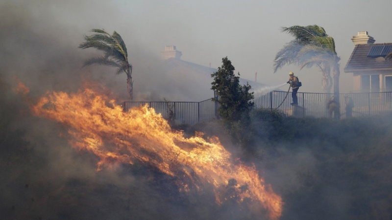 Fast-moving brush fire in Northern California prompts Oakland neighborhood evacuations