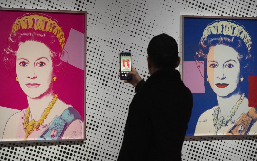 ‘Amateurish’ thieves steal portraits from Warhol’s ‘Queens’ series from Dutch gallery