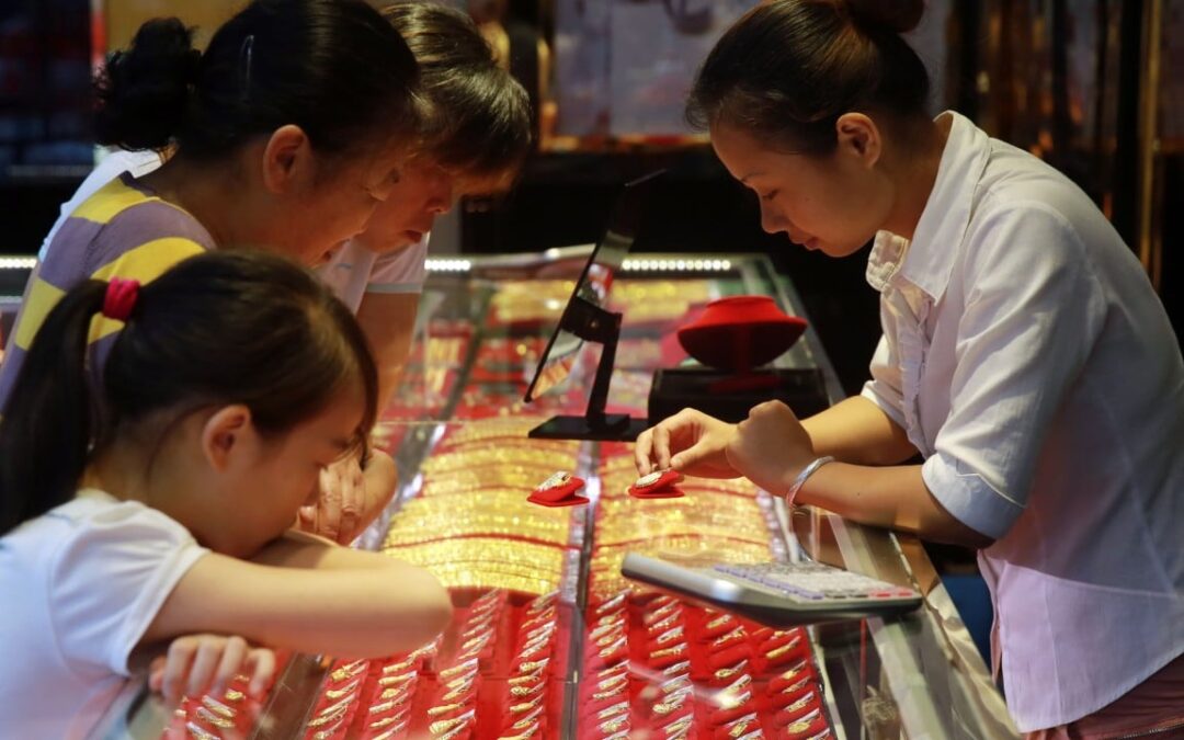 Chinese rush for gold sparked by uncertainties in US and at home