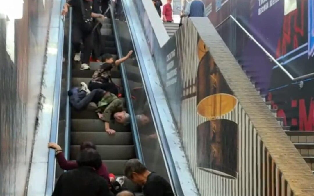 Mainland Chinese tourists fall down Hong Kong escalator ‘like dominoes’