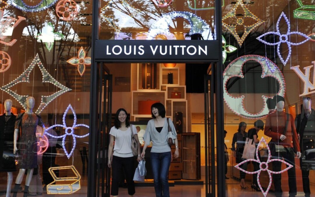 Chinese consumers, still hungry for luxury goods, pounce on weak yen to feed cravings