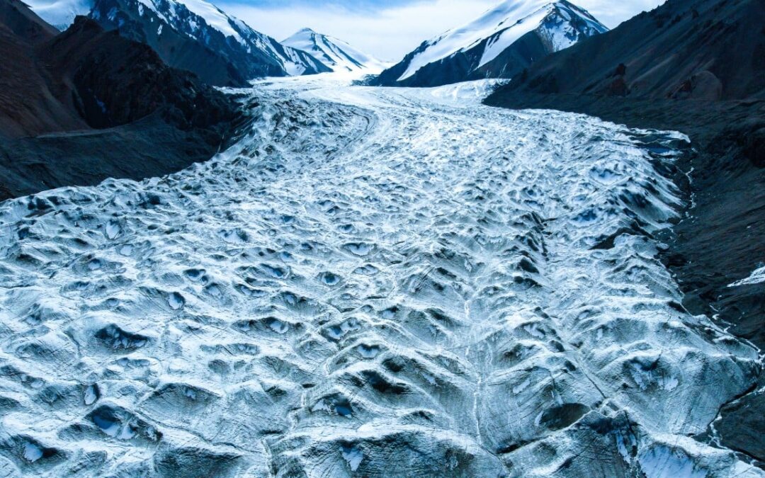 The new aerial radar penetrating the icy depths of China’s glaciers