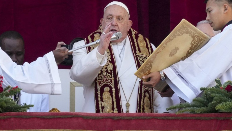 Pope urges ‘all people of all nations’ to silence arms and overcome divisions in Christmas address