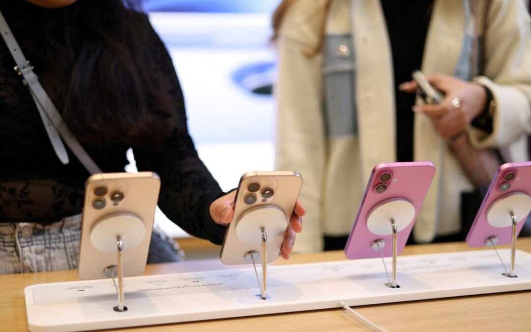 Apple leads smartphone market in fourth quarter, overcoming China decline